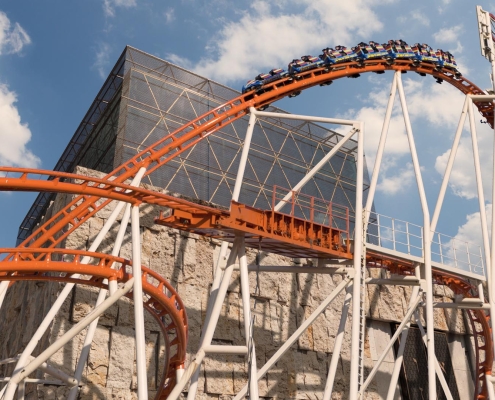 hirmer wiesn roller coaster in front of the synagogue munich