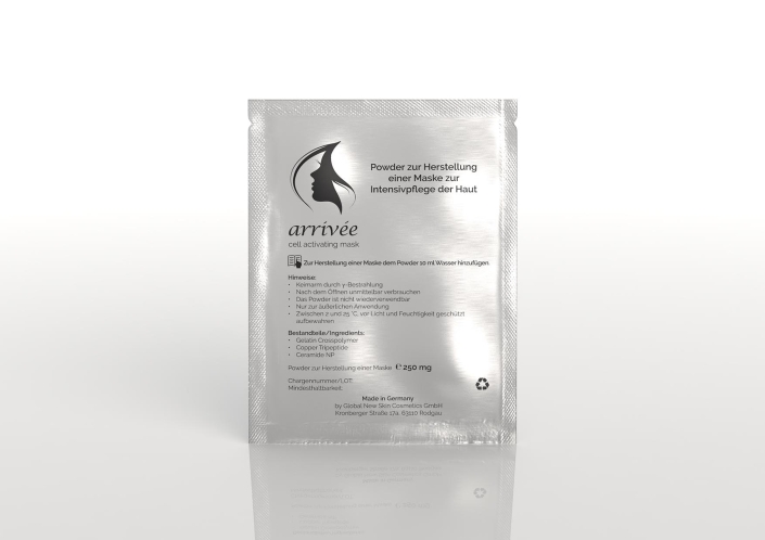 arrivee-cell-activating-mask Silberne Sachet-Verpackung der ‘arrivée cell activating mask’ mit Produktbeschreibung und Logo auf reflektierendem Untergrund.