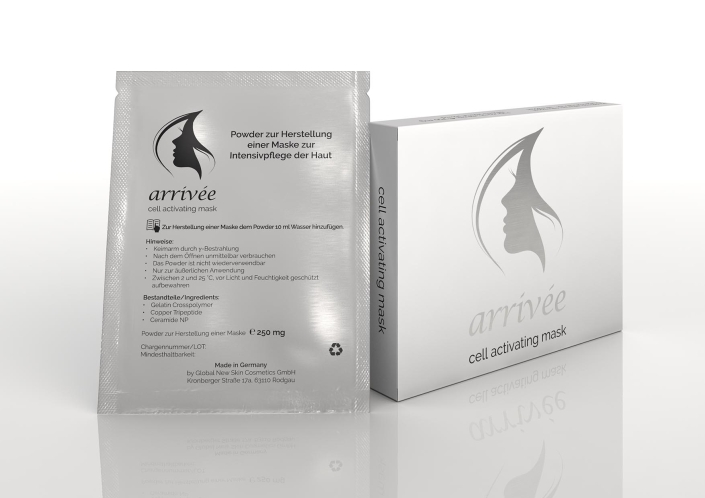 arrivee-cell-activating-mask-mit-packung Silberne Sachet-Verpackung der arrivée cell activating mask mit detaillierter Produktbeschreibung, Logo und Inhaltsstoffen, daneben die passende weiße Verpackungsbox mit elegantem Design