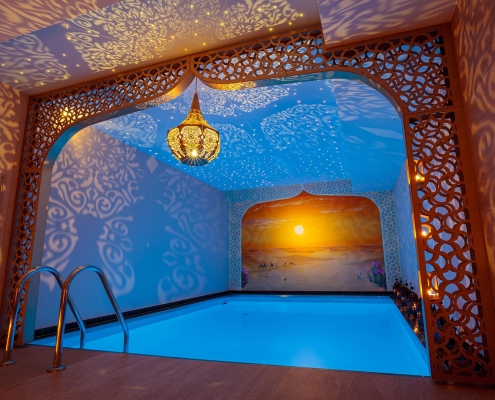 Ein atemberaubendes Schwimmbad im Marasim Spa mit klarem blauem Wasser und eleganter Poolumgebung und orientalischen Dekor